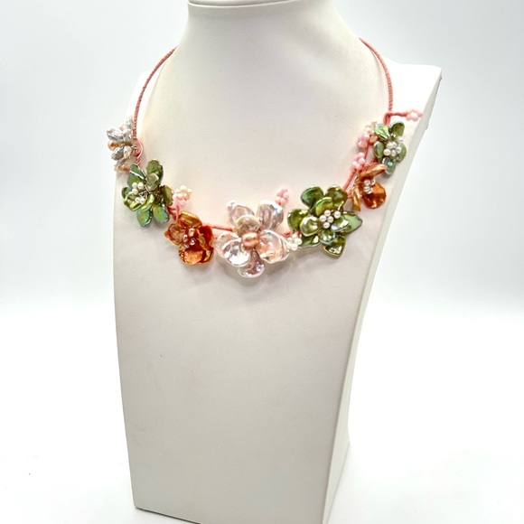 Luxury Artisan Floral Pearl Necklace - Pink and Green - Picture 4 of 5